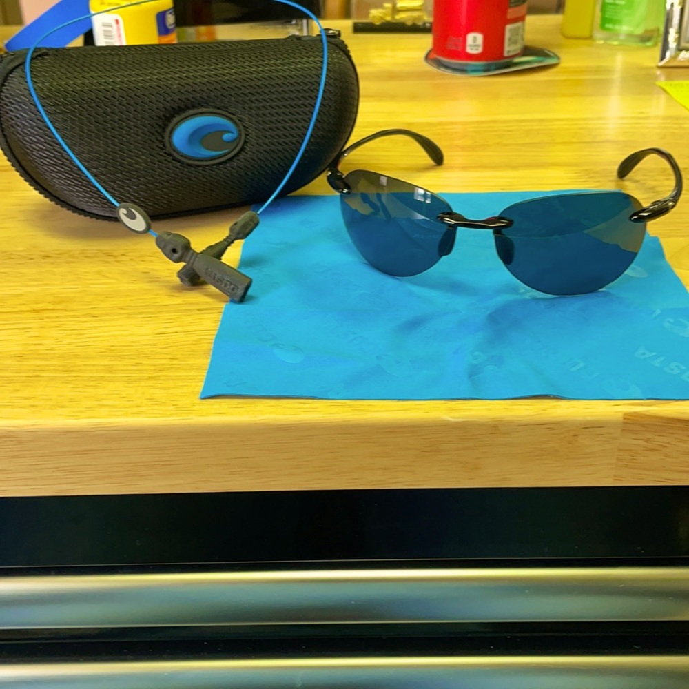 Unisex Costa “West Bay” Polarized sunglasses!!!